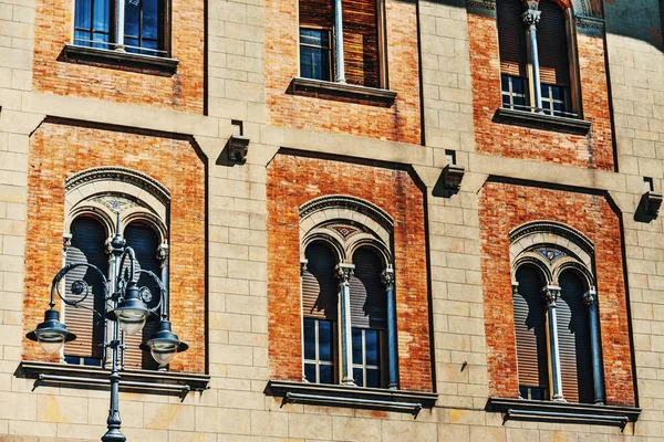 Prachtige ramen in een oude gevel in Pisa — Stockfoto