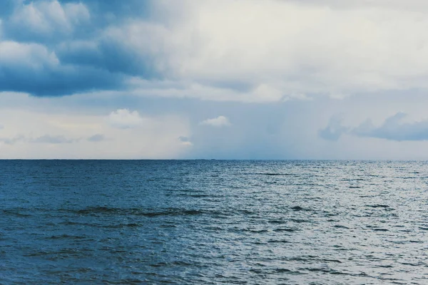 Mar de inverno sob um céu nublado — Fotografia de Stock