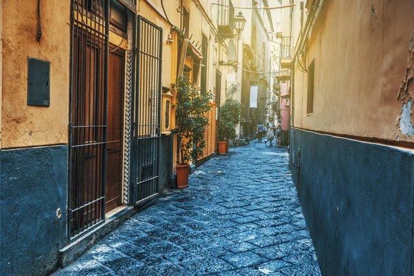 Узкая улица в старом городе Сорренто — стоковое фото