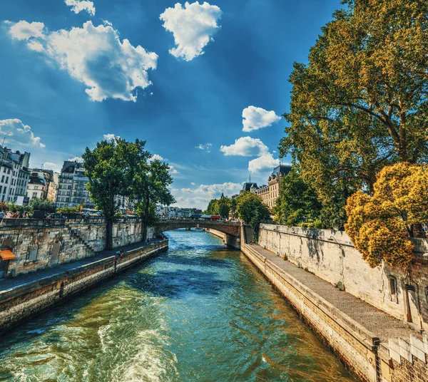 Cielo nublado sobre el río Sena en Ile de la Cite —  Fotos de Stock