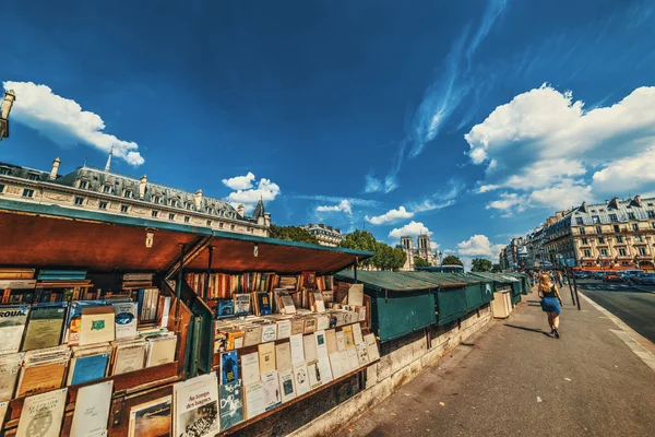 Book stall ao longo do rio Sena — Fotografia de Stock