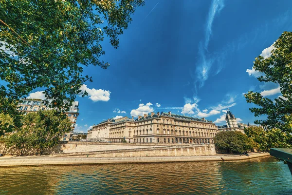 Palacio judicial de la policía junto al río Sena en París —  Fotos de Stock