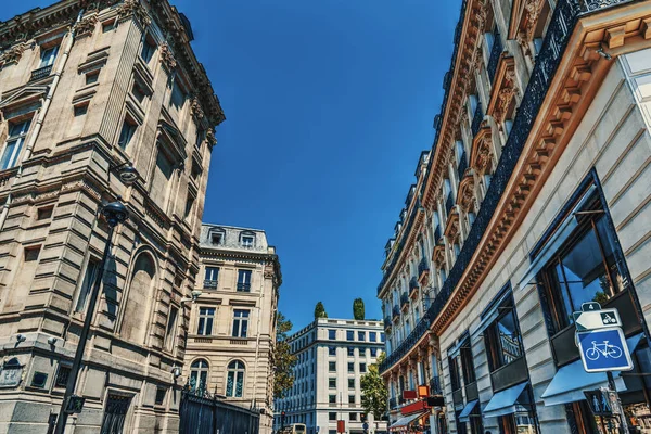 Luxe gebouwen op de Champs Elysées in Parijs — Stockfoto