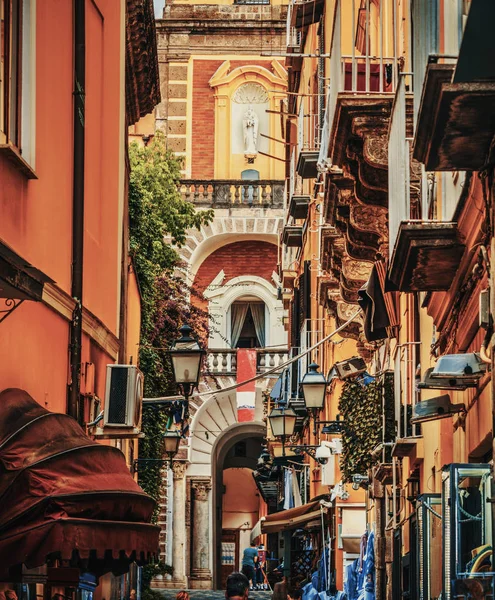 Narrow alley with Duomo steeple on the background in Sorrento — Stock Photo, Image