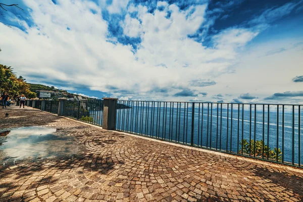 Valla metálica junto al mar en Villa Comunale en Sorrento — Foto de Stock