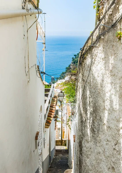 Wąską uliczkę, nad brzegiem morza w mieście Positano — Zdjęcie stockowe