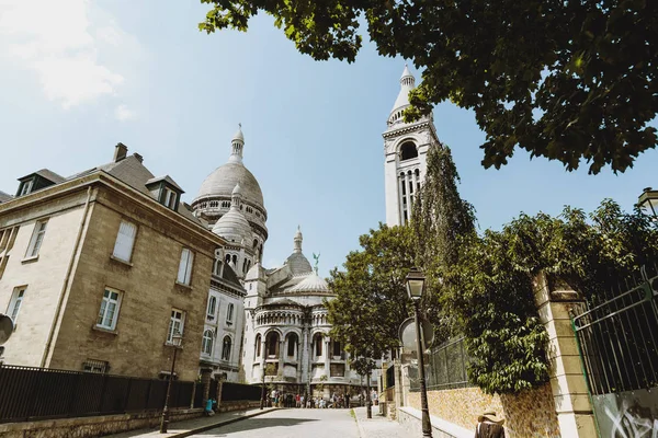 Picturesque street with Sacre Coeur cathedral on the background — Stock Photo, Image