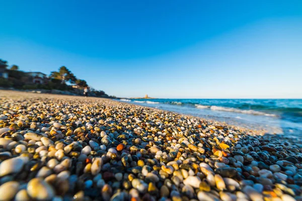 Pebbles em Sa Marina Tramalitza praia ao pôr do sol — Fotografia de Stock