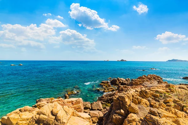 Felsen am Meer in Santa Maria Navarrese Küste — Stockfoto