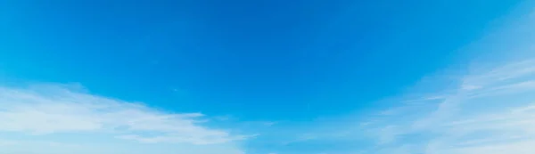 Pequenas nuvens brancas e céu azul — Fotografia de Stock