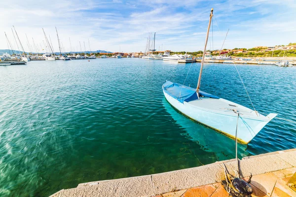 Небольшая Лодка Пришвартована Гавани Порто Ротондо Сардиния — стоковое фото