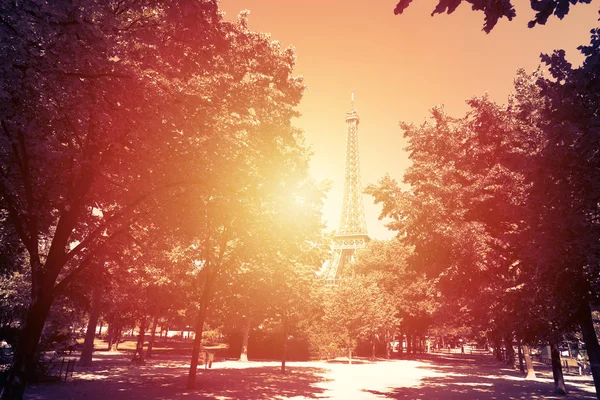 Wereld beroemde Eiffeltoren bij zonsondergang in Parijs — Stockfoto