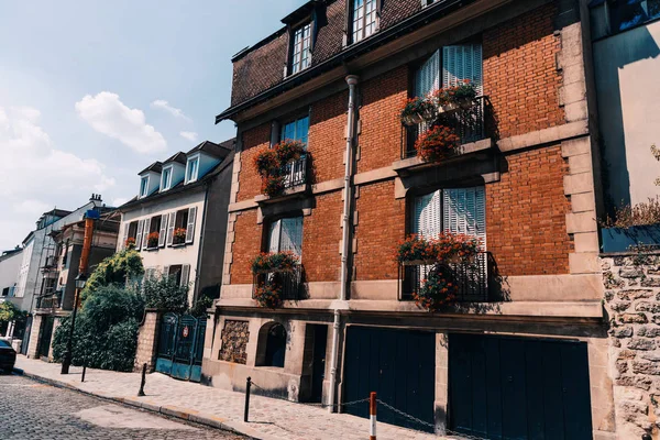 Urokliwe street w dzielnicy Montmartre — Zdjęcie stockowe