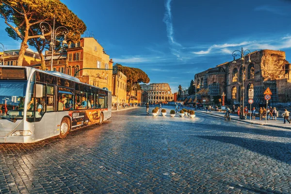 Emberek a Via dei Fori Imperiali világ híres Colosseum-t — Stock Fotó