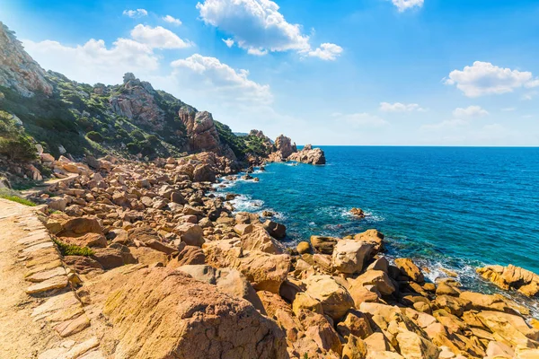 Rotsen door de zee in Costa Paradiso — Stockfoto