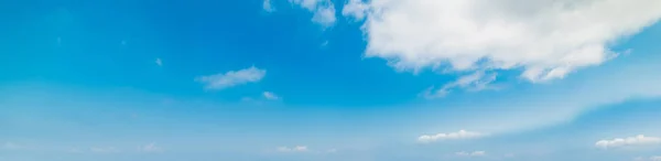 雲とイタリアの青い空 — ストック写真