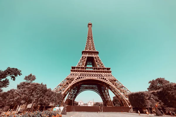 Torre Eiffel mundialmente famosa em efeito tom vintage — Fotografia de Stock