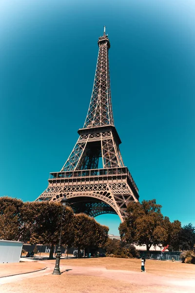 Heldere hemel over wereld beroemde Eiffeltoren in Parijs — Stockfoto