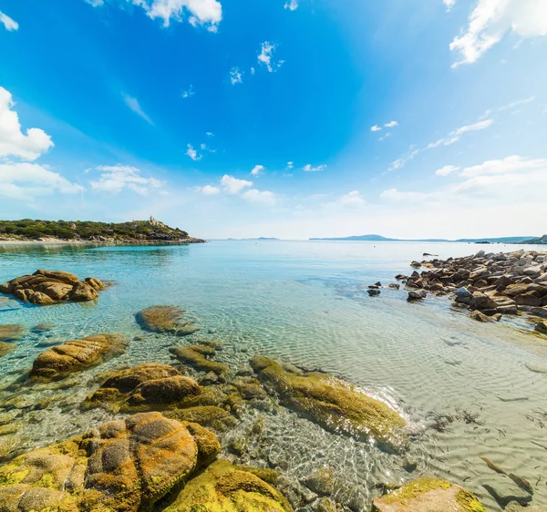 Błękitne niebo nad brzegiem Punta Molentis — Zdjęcie stockowe