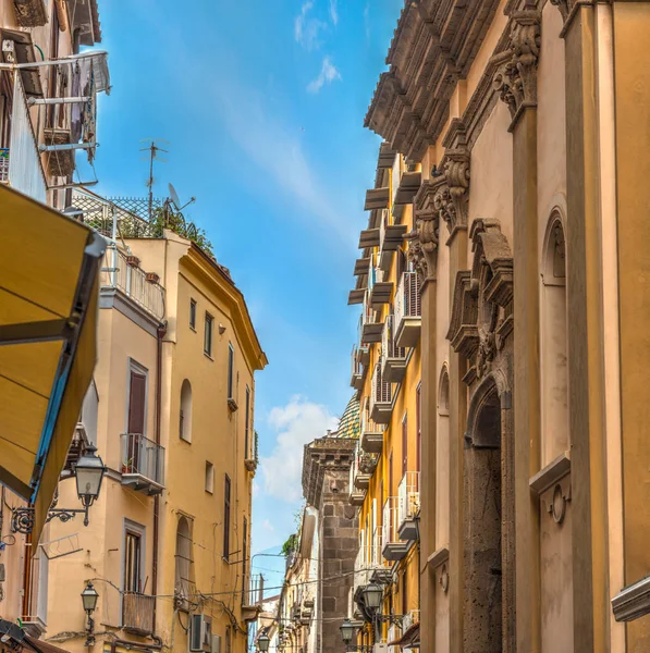 Enge Gasse in der Altstadt von Sorrent — Stockfoto