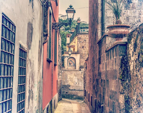 Beco estreito na cidade velha Sorrento em efeito tom vintage — Fotografia de Stock