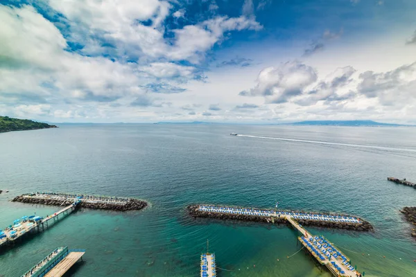 Vågbrytare och båtar i Sorrento strandlinjen — Stockfoto