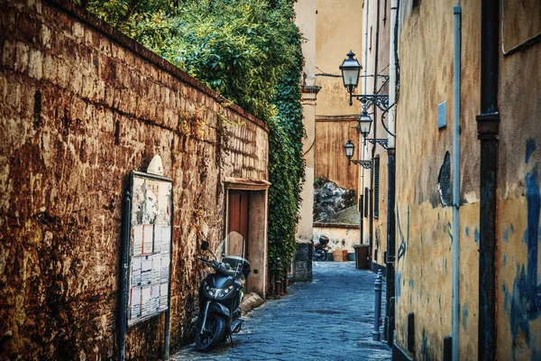 Pintoresco callejón estrecho en el casco antiguo de Sorrento — Foto de Stock