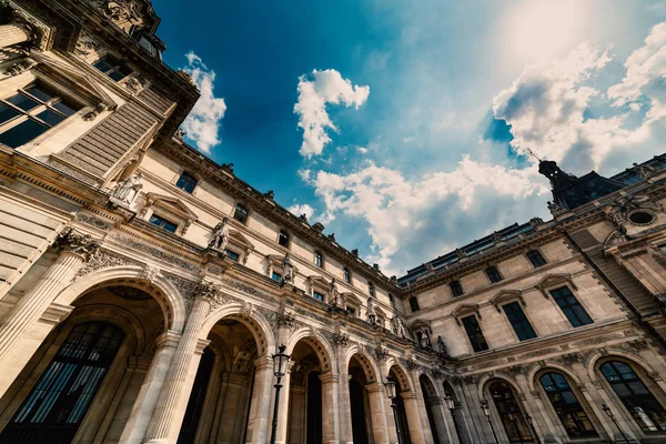 Dünyaca ünlü Louvre Müzesi üzerinde parlayan güneş