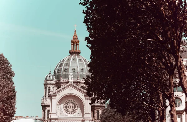 Framifrån av Saint Augustin-kyrkan i Paris — Stockfoto