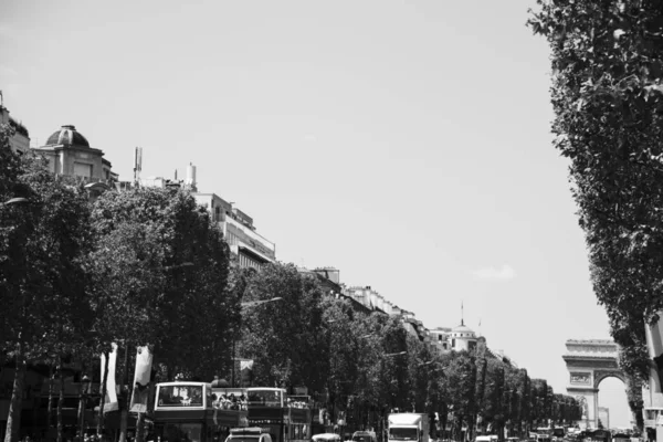 Avenue des Champs-Elysées s obloukem Triomphe na poz — Stock fotografie