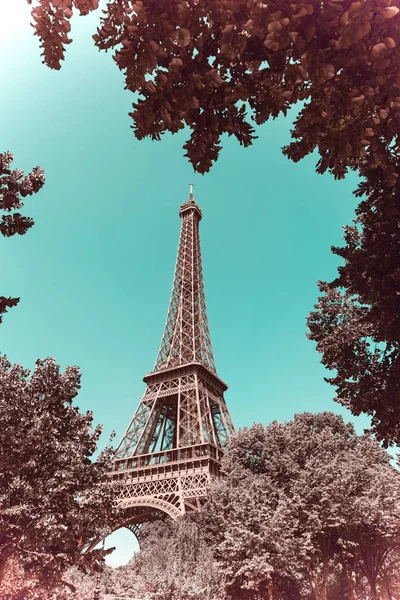 Világ híres Eiffel-torony egy világos ég alatt — Stock Fotó