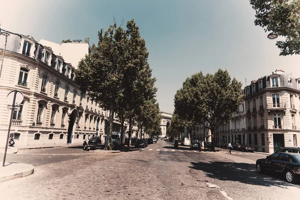 Edifícios de luxo com o mundialmente famoso Arco do Triunfo no backg — Fotografia de Stock