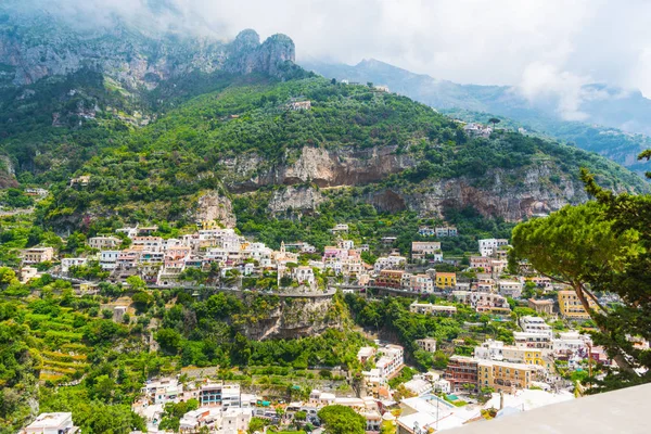 Husen på kullen i Positano — Stockfoto