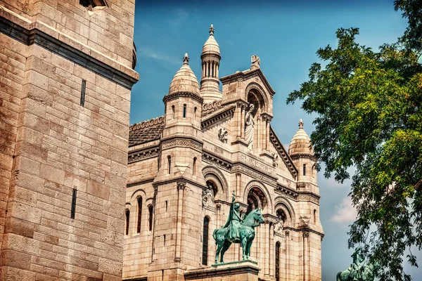 Front view of Sacre Coeur cathedral in Montmartre neighborhood — Stock Photo, Image