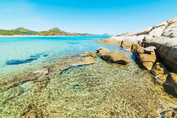 Agua cristalina en la playa de Scoglio di Peppino —  Fotos de Stock