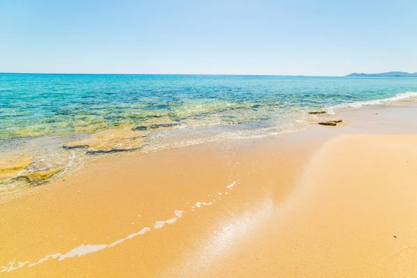 Arena dorada y aguas cristalinas en Piscina Rei — Foto de Stock