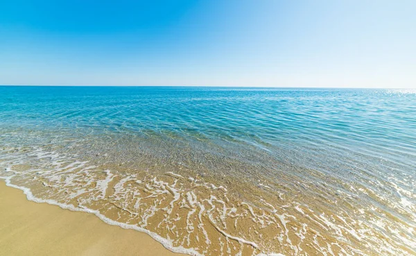 Cielo despejado sobre el agua turquesa Perdepera — Foto de Stock