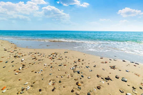 Calhaus e areia junto ao mar na praia de Perdepera — Fotografia de Stock