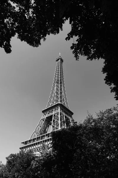 世界著名的黑白相间的埃菲尔铁塔 — 图库照片