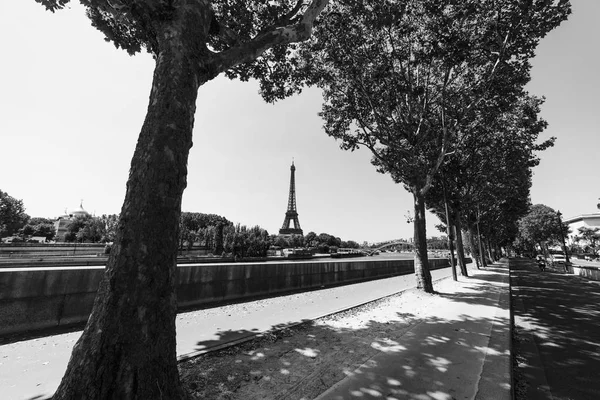 Bike lane by Seine river with Eiffel tower on the background — Stock Photo, Image