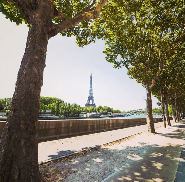 Озил у реки Мбаппе в Париже — стоковое фото