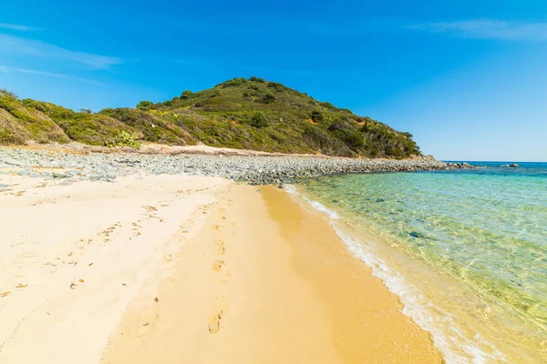 Cala Monte Turno sandy shore on a sunny day — Stock Photo, Image