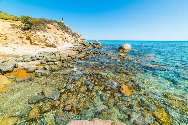 Água cristalina na praia de Santa Giusta em um dia de primavera — Fotografia de Stock