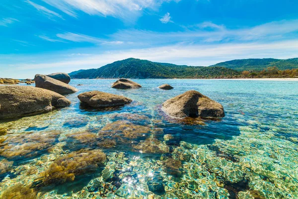 Gyönyörű sziklák, Cala Pira, tiszta víz — Stock Fotó