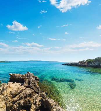 kayalar ve Alghero'da temiz su