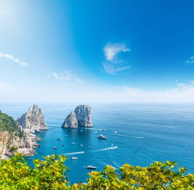 Capri deniz yığınları güneşli bir günde