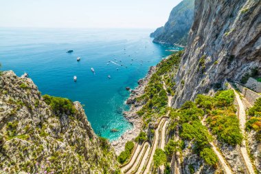 Capri Adası sahil yolu ile ünlü Krupp yolda