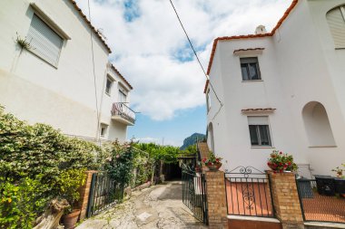 Capri'de bir bulutlu gökyüzü altında şirin evler