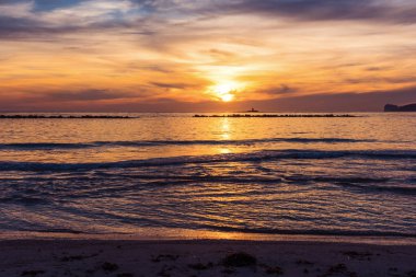 Alghero kıyı renkli gün batımı