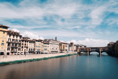 Floransa 'da Arno nehri üzerinde Ponte Vecchio